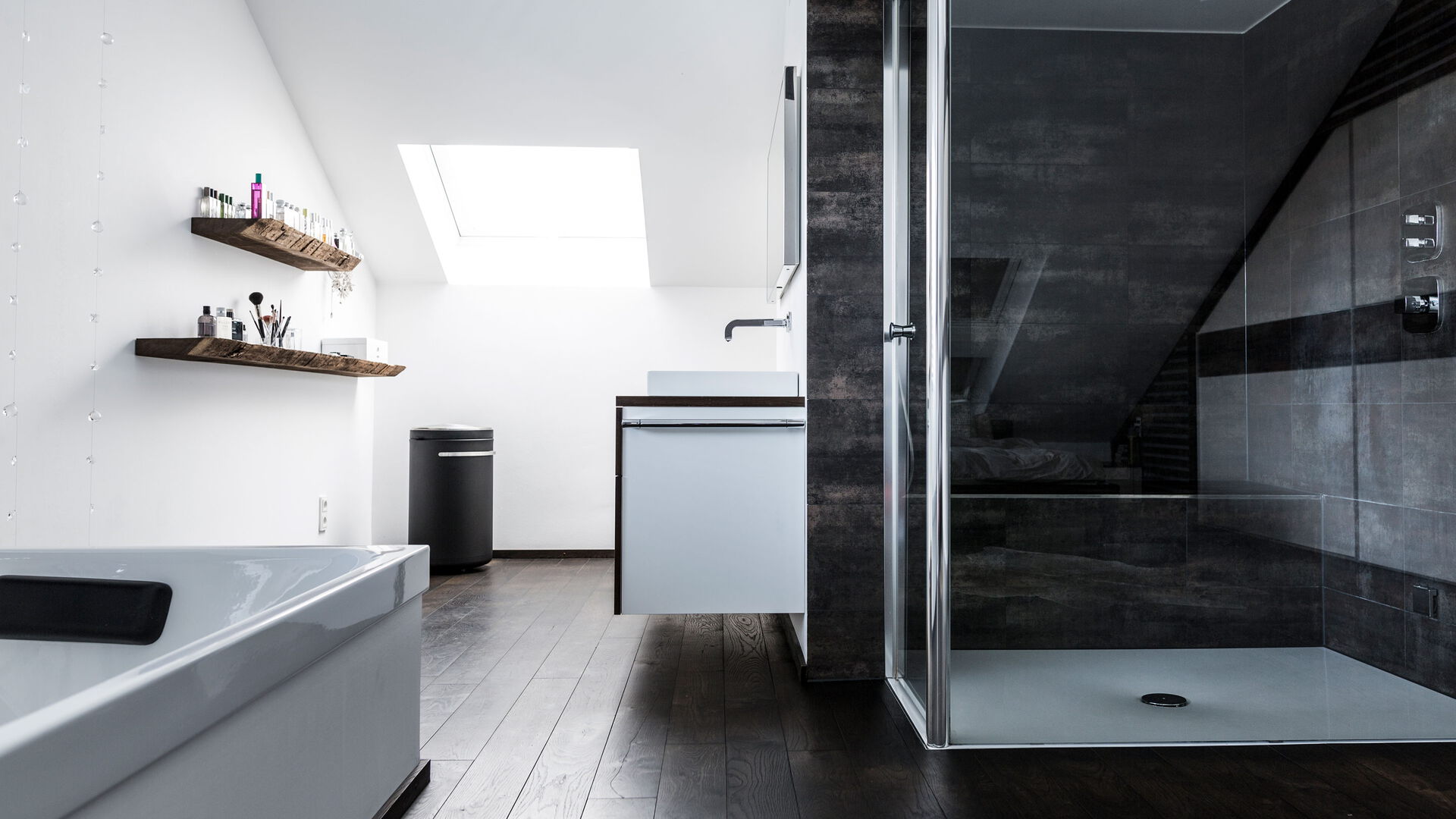 Modernes Badezimmer mit Badewanne, Dusche und Waschbecken.