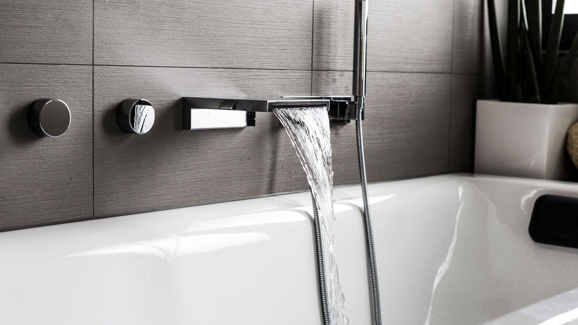 Modernes Badezimmer mit einer Duschkopf- und Handbrause-Kombination.