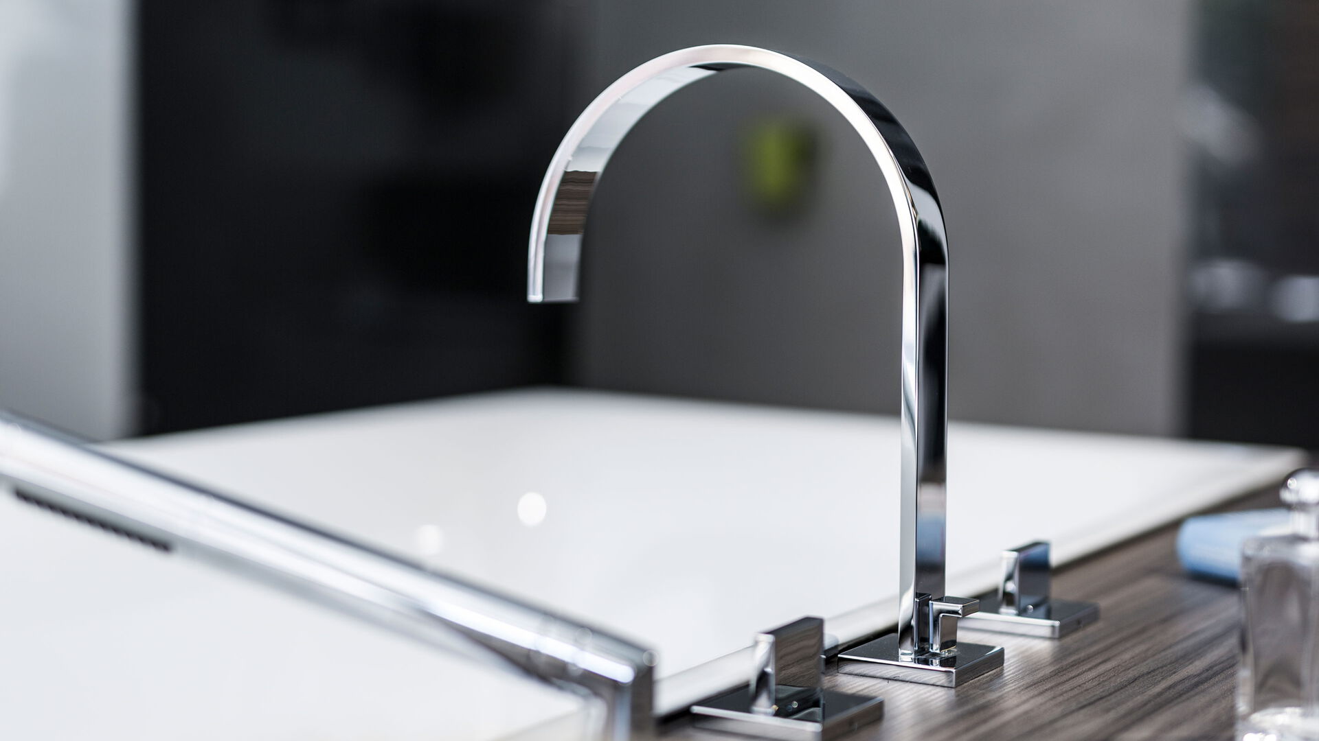 Ein Foto von einem Waschbecken mit Fokus auf den Wasserhahn