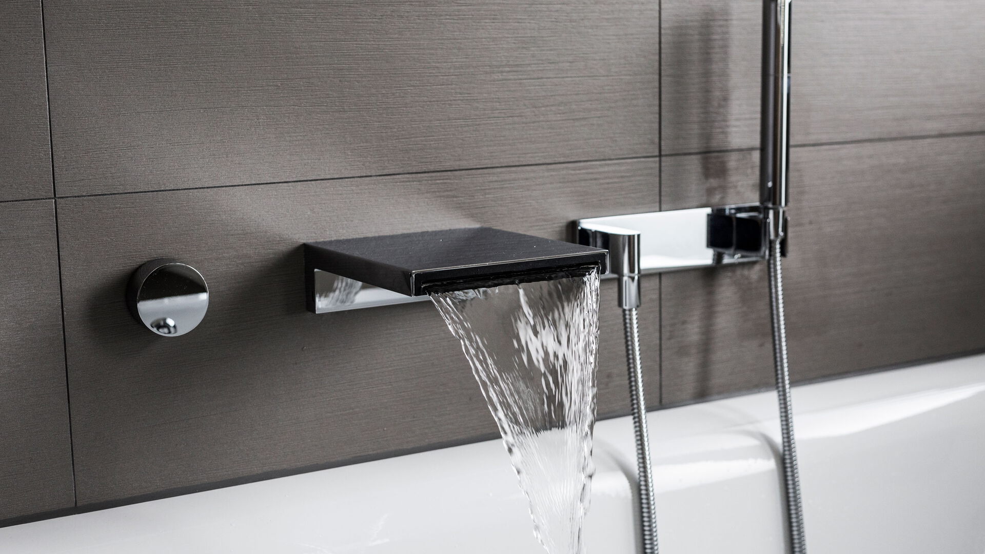 Modernes Badezimmer mit einer Duschkopf- und Handbrause-Kombination.