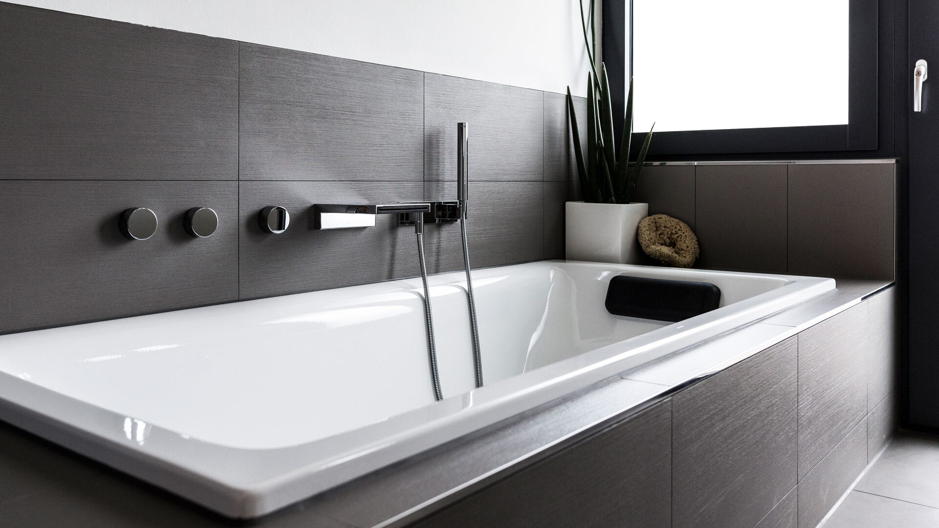 Moderne Badewanne mit dunkler Optik.