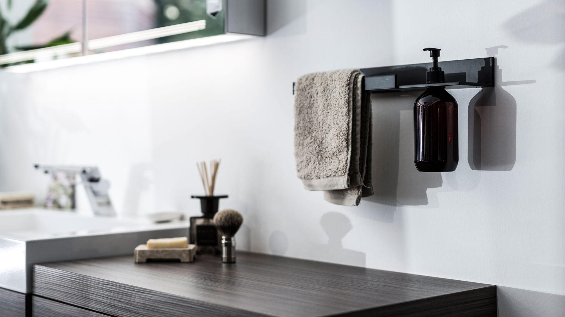 Ein Foto von einem Badezimmer mit Waschbecken, Spiegel und Handtuchhalter.
