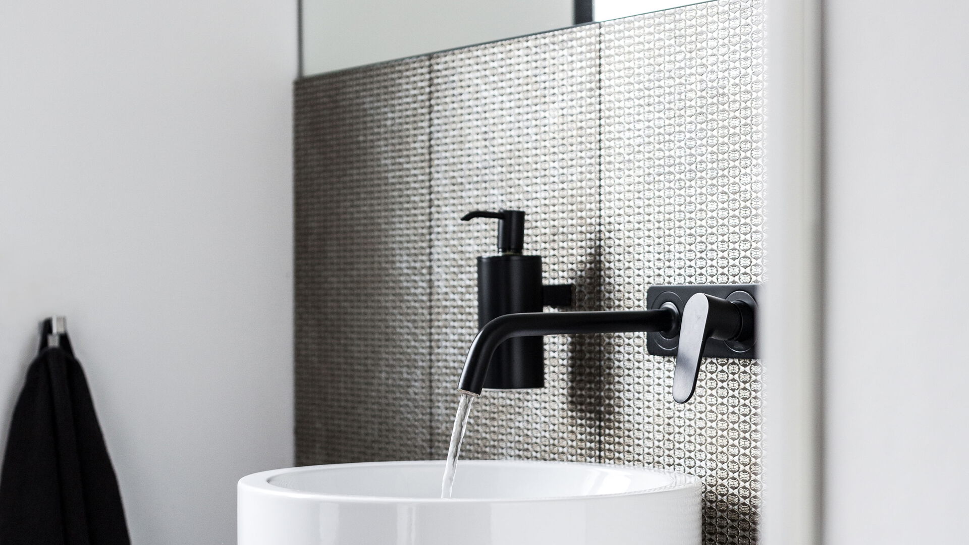 Modernes Badezimmer mit einem Waschbecken und einem schwarzen Wasserhahn.